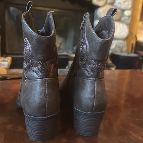Cowgirl Booties - Dark Brown with a dark mauve embroidery. - Picture 4 of 6